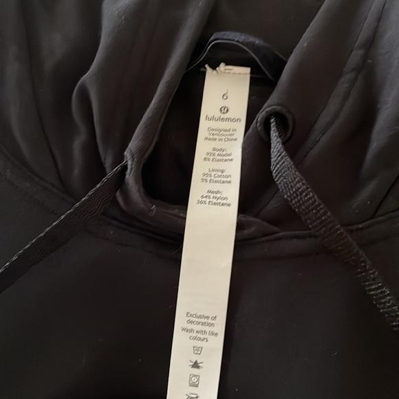 Lululemon: Twisted and Tucked Pull-Over Hoodie - Picture 10 of 10